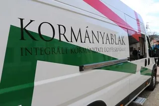 Kormányablakbusz érkezik borítóképe
