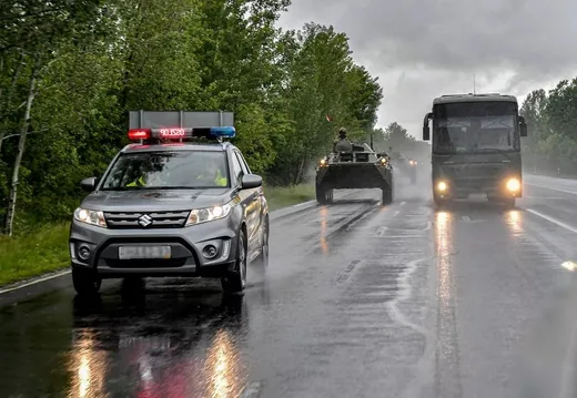 'Figyelem! Katonai harcjárművek közlekedése!' cikk borítóképe